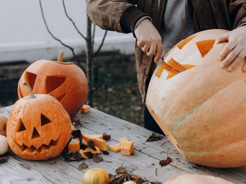 Halloween-Dates auf dem Land: 8 schaurig-schöne Ideen für romantische Momente
